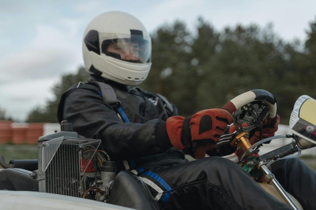 Vozač karting bele rukavice