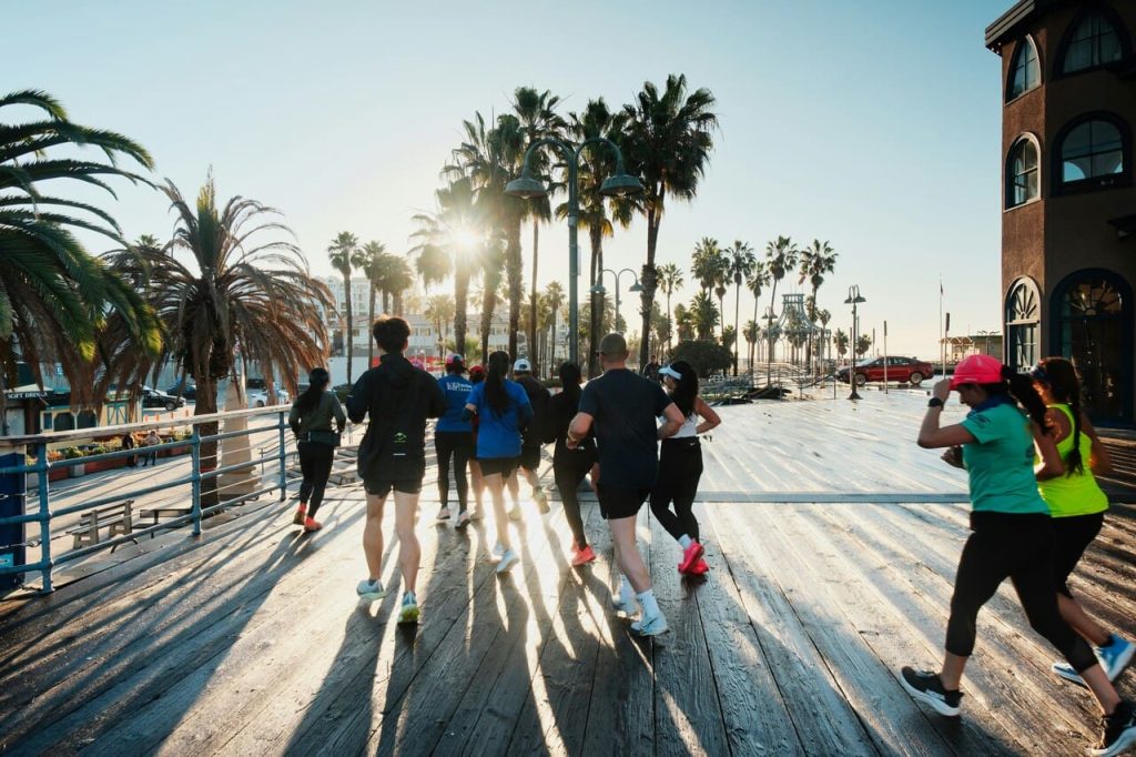 Grupa trkača pored palme